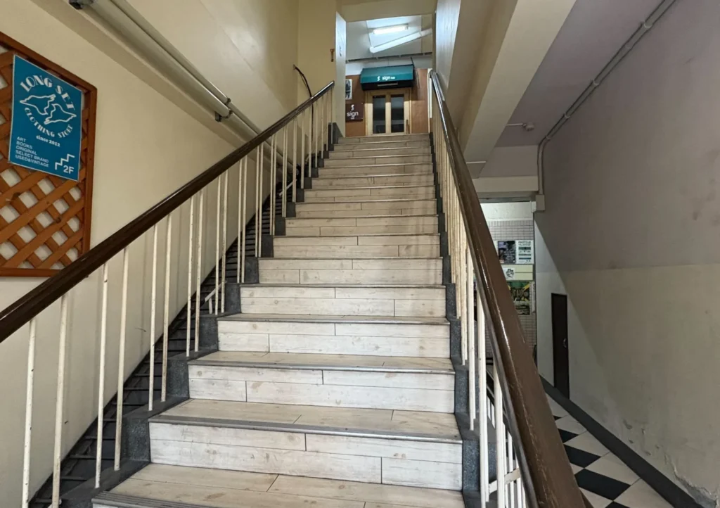 占いの館Deep Forest　建物内階段